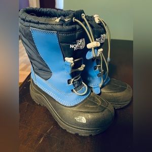 Boys North Face snow boots size 2